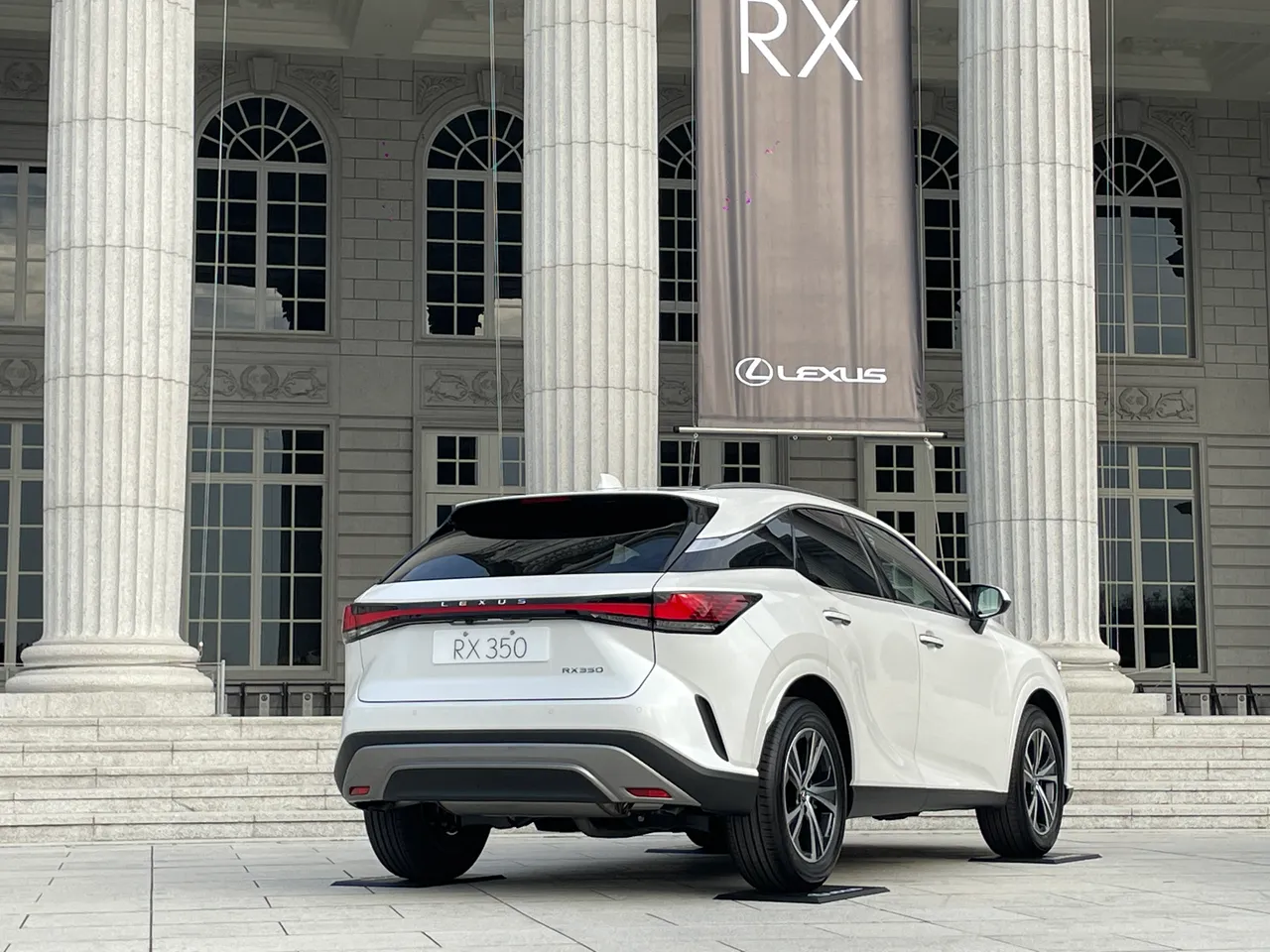 受惠于原厂最新GA-K底盘平台，全新RX车身宽度增加2.5公分，高度则降低1.5公分，但轴距却大幅增加6公分。林浩升摄