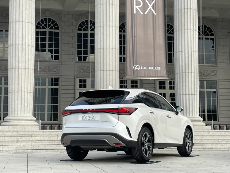 受惠於原廠最新GA-K底盤平台，全新RX車身寬度增加2.5公分，高度則降低1.5公分，但軸距卻大幅增加6公分。林浩昇攝