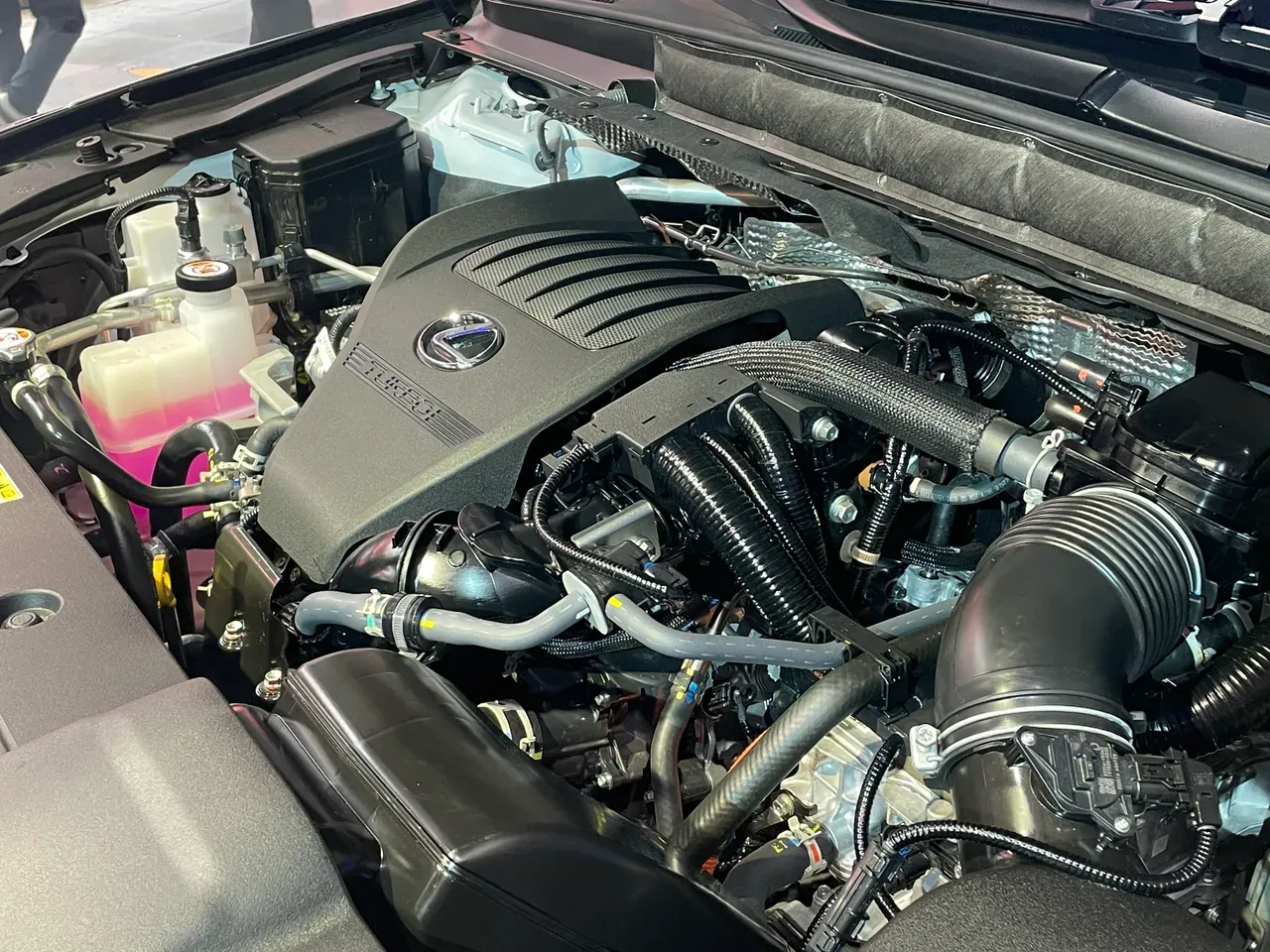 RX历代以来最强动力的500h F SPORT Performance，可输出367匹综效马力、56.1kgm最大扭力的表现，国外数据可在5.9秒完成0~100km/h加速。林浩升摄