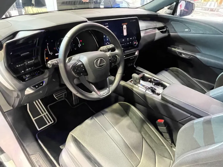 車艙中採TAZUNA全環繞駕駛座艙概念設計，中央觸控螢幕依等級不同有9.8吋與14吋兩種規格。林浩昇攝