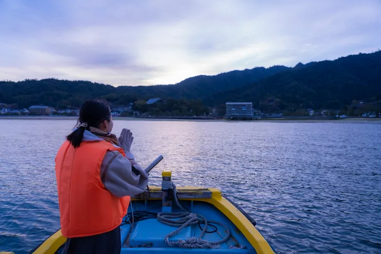 海上參拜嚴島神社，照片中的大鳥居仍在整修中，預計2022年12月完工。HIT廣島縣觀光聯盟提供