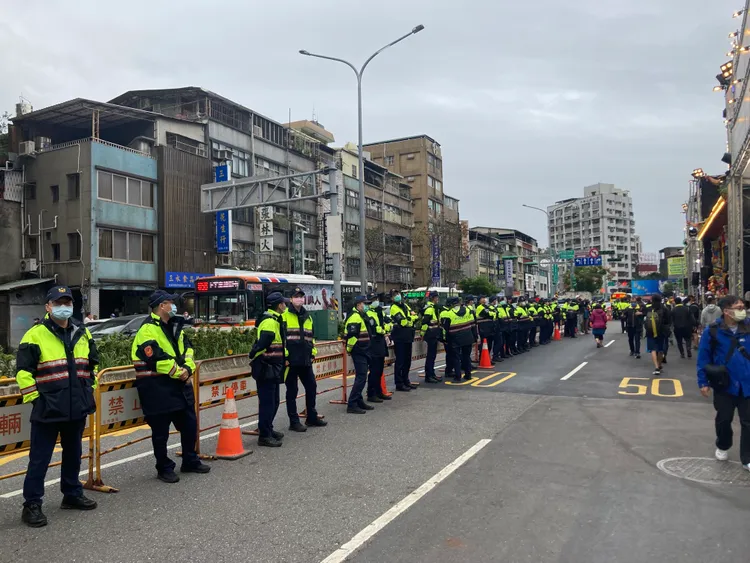 為維護周邊車流順暢與遶境隊伍交通秩序，警方將分時段規劃車輛行進動線及局部交通管制。翻攝畫面