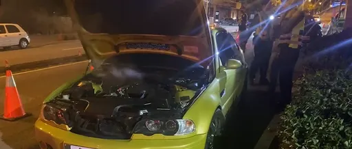 暖心!BMW水箱破還冒煙 路檢一半4警幫推車