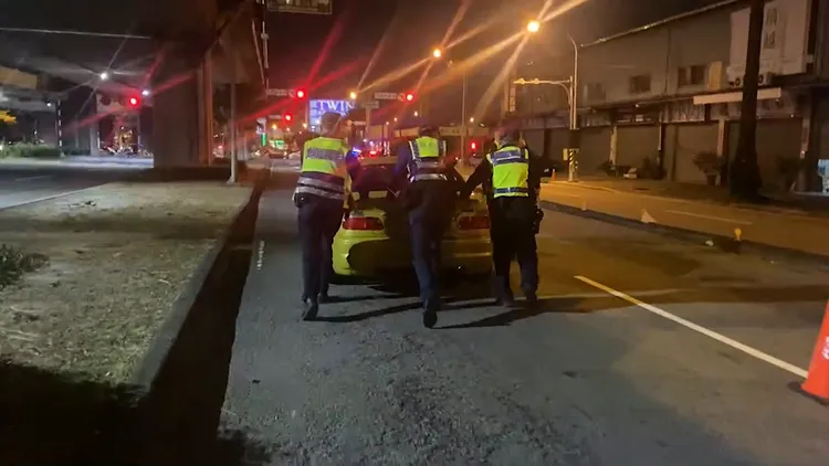 警方合力將車子推至路邊。警方提供