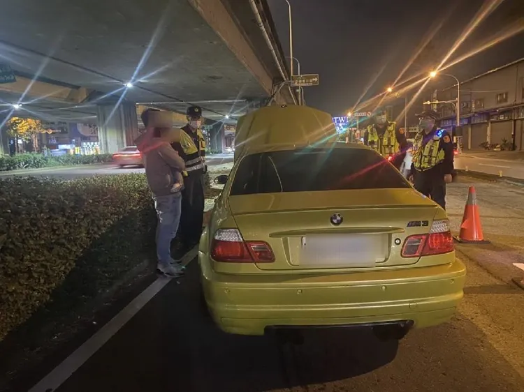 BMW駕駛告之警方，在台74線行駛時就發現車子不對勁，沒想到一下匝道就拋錨。警方提供