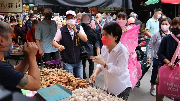 盧秀燕上午到水湳市場拜票，對於蔡其昌指國民黨「打人喊救人」未回應。鮮明攝