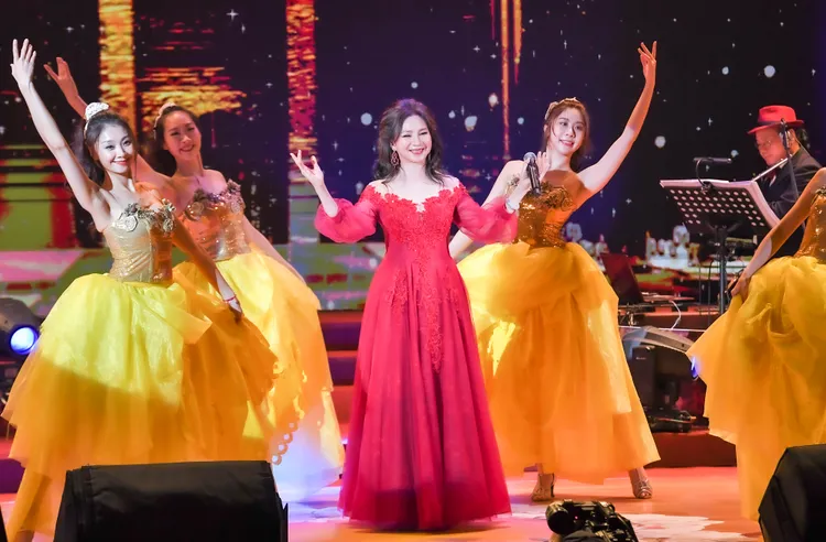 小百合（中）昨天舉行演唱會。玥綺影視文化提供