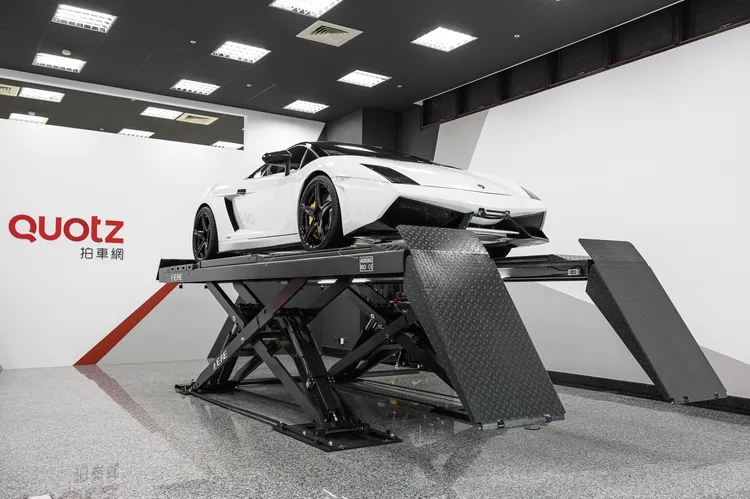 QUOTZ拍車網專屬鑑定中心配備業界罕見大型頂高機，滿足包括Austin Martin、Lamborghini等高階車款檢測。業者提供