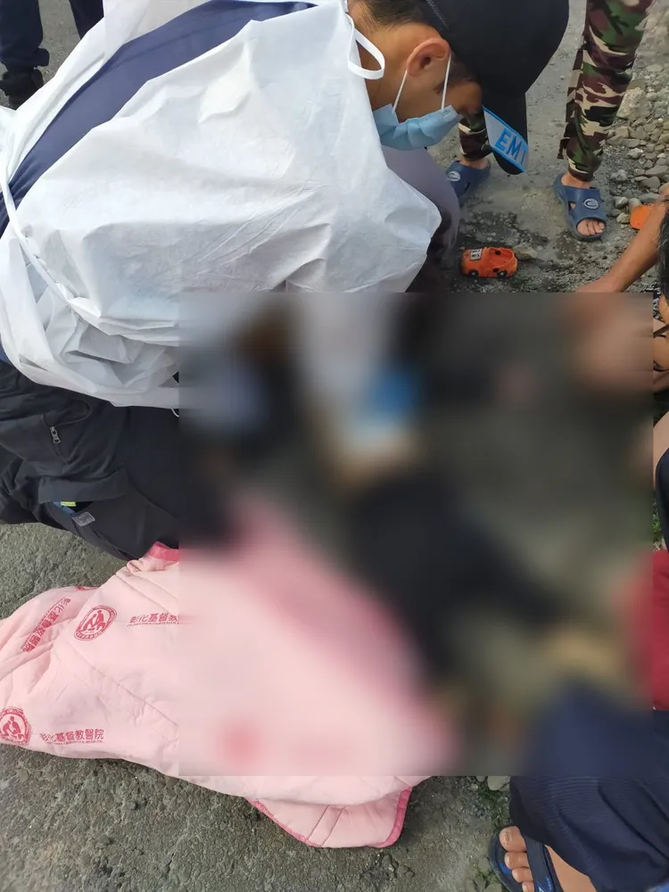 救護人員現場急救男童。民眾提供
