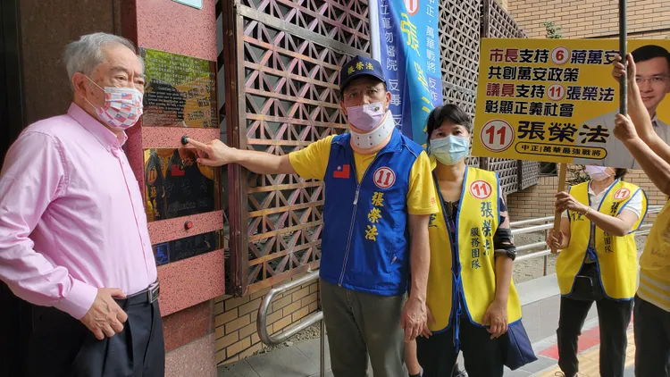 張榮法按鈴申告。呂志明攝