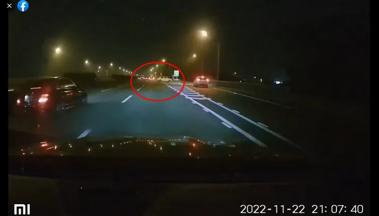 外線的轎車為了閃避而失控。翻攝爆料公社