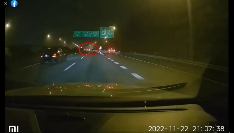 發生車禍當時，中線的轎車任意變換車道導致。翻攝爆料公社
