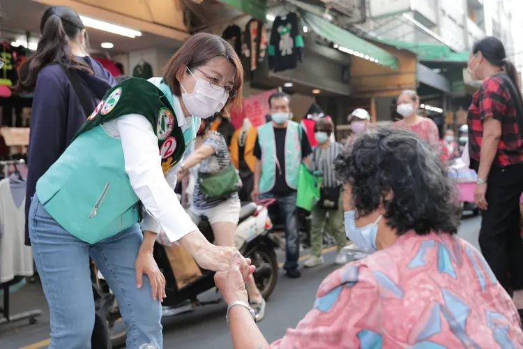 黃秀芳到市場掃街拜票。黃秀芳競總提供