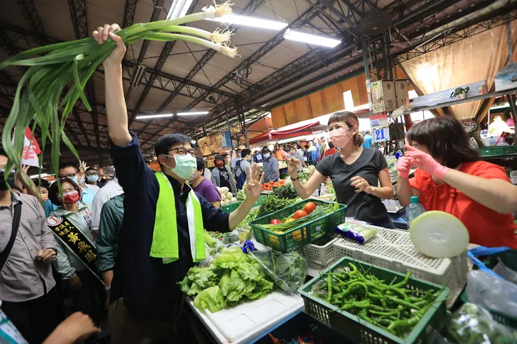 選舉最後一週，陳其邁全力衝刺，市場拜票、各區跑透透。陳辦提供