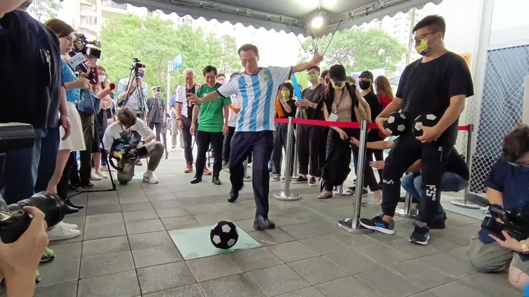 派對現場還有設置大型充氣足球門提供民眾體驗射門樂趣。翁玉信攝