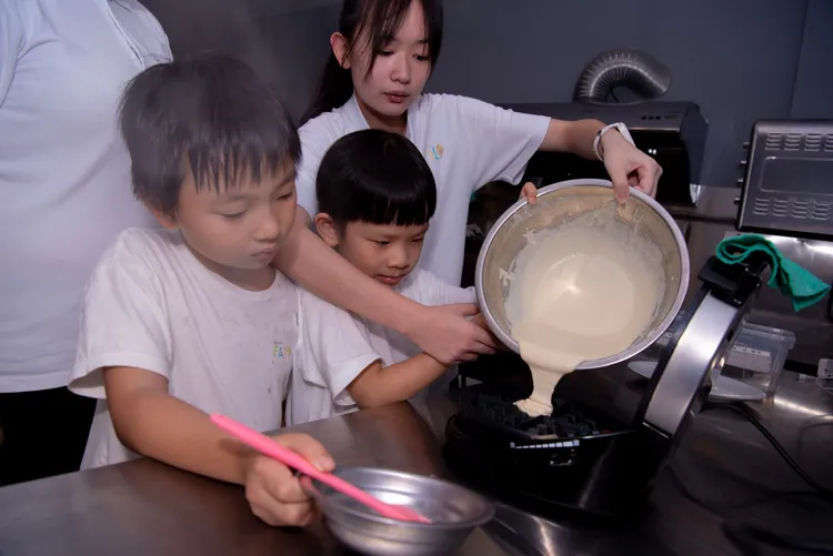 運用友善耕作的米穀粉，製作美味可口米鬆餅。宜蘭力麗威斯汀度假酒店提供