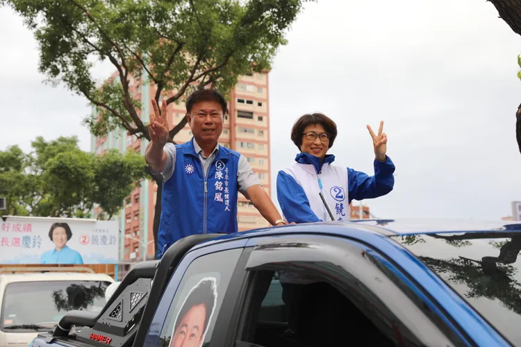 台東縣長與台東市長一同掃街謝票。翻攝畫面