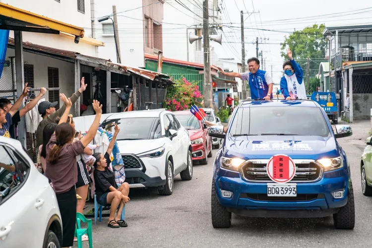 台東縣長與台東市長一同掃街謝票。翻攝畫面