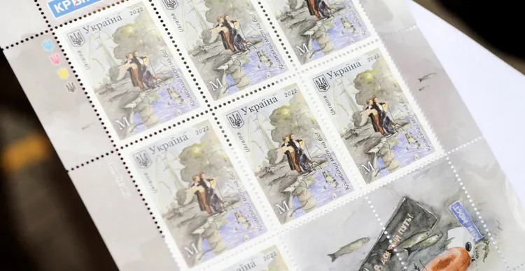 烏克蘭曾以克里米亞大橋被炸推出紀念郵票。路透社