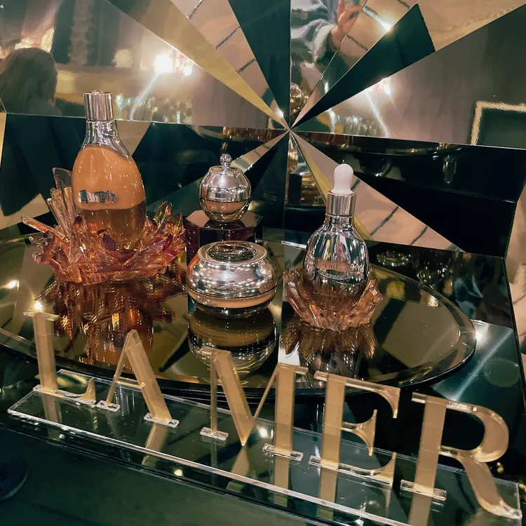 LA MER創世紀原晶系列，前導精露（左）150ml／1萬1000元、眼部精華霜（中後）15ml／1萬7600元、夜間修護凝萃（中後）50ml／2萬8000元、極萃（右）30ml／2萬8000元。張家玲攝