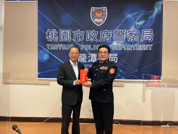 警政署黃明昭頒破案獎金。警方提供