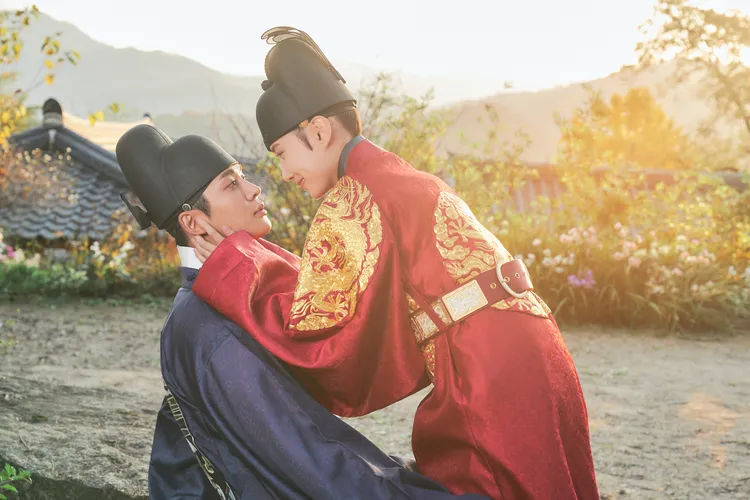 朴恩斌（右）在《戀慕》女扮男裝當國王，喜歡上路雲。Netflix提供