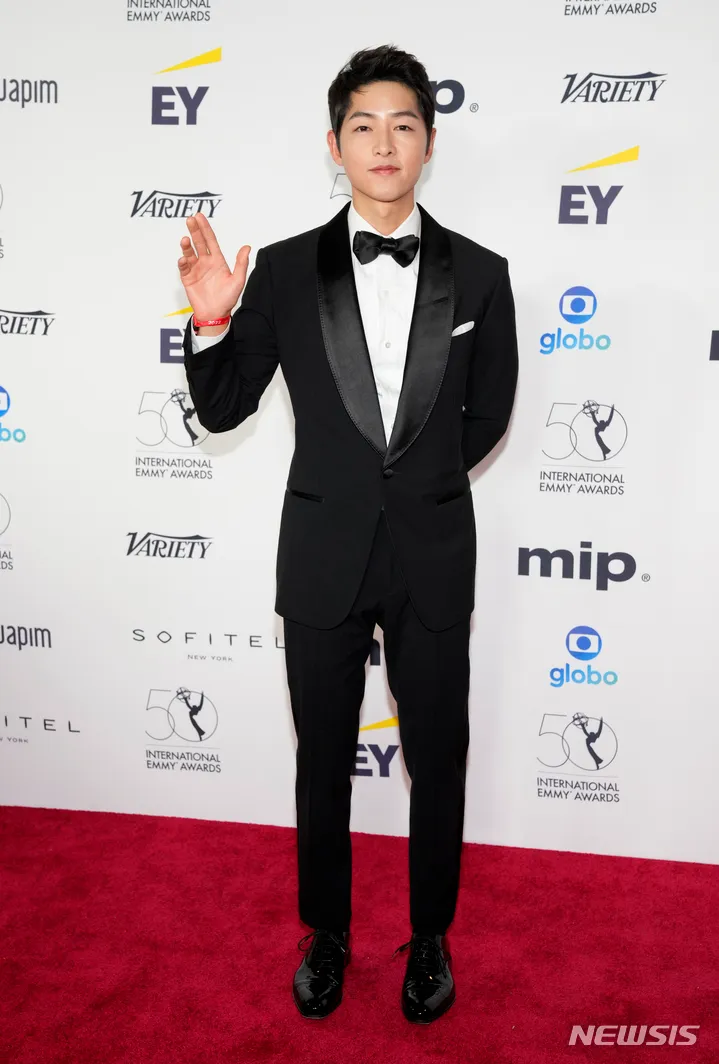 宋仲基擔任功勞獎的頒獎人。翻攝Newsis