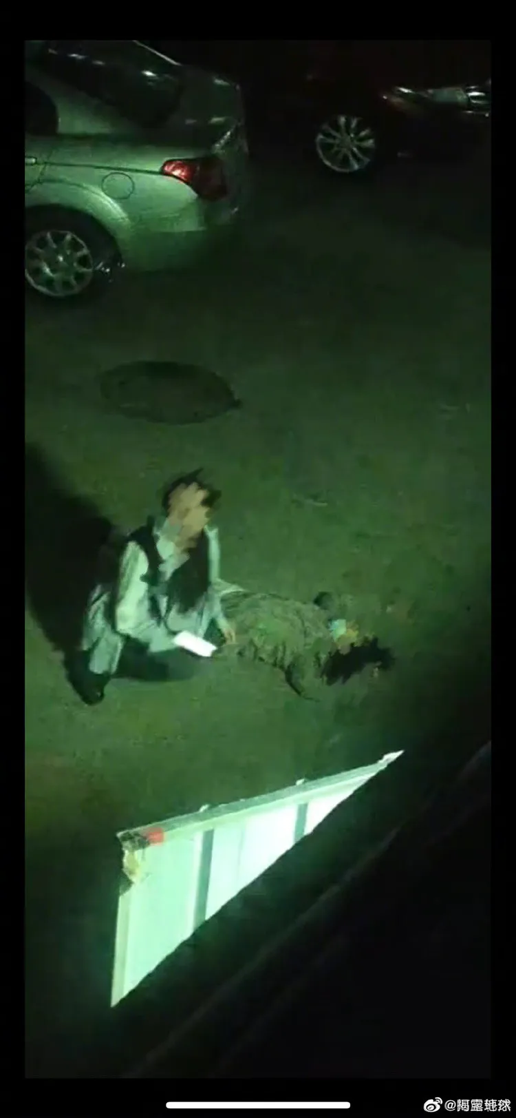 女兒跪在母親屍體旁痛哭。翻攝微博