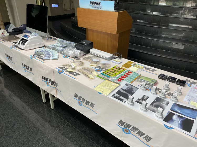 警方在黃嫌夫妻租屋處，查扣346萬現金、偽造醫院印鑑、醫生印鑑、身分證半成品、點鈔機等贓證物。警方提供