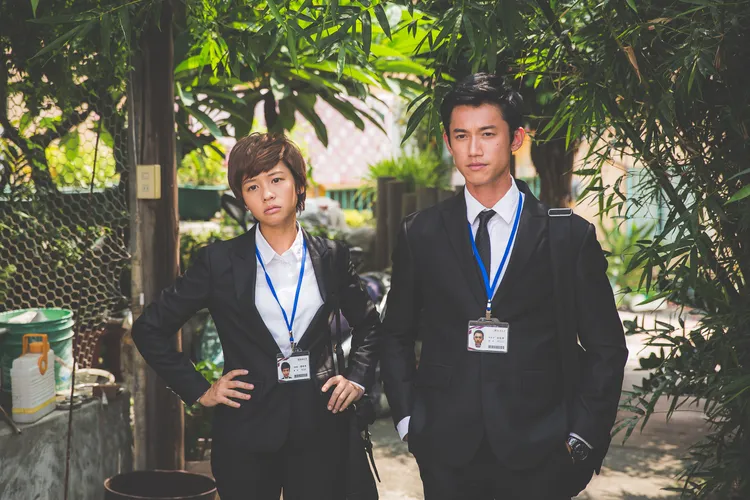 吳慷仁（右）與黃姵嘉在《出境事務所》飾演一對情侶。客台提供