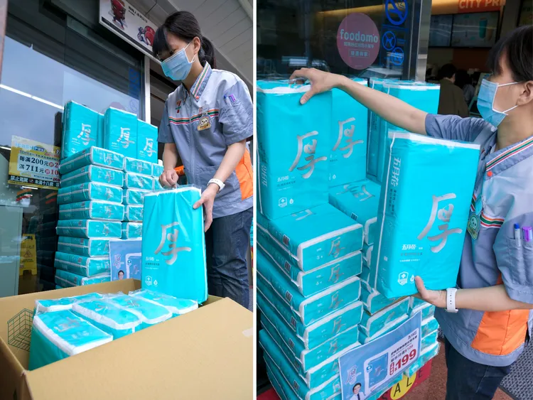 五月花舒敏厚棒衛生紙11月2日新上市，就讓店員忙著補貨。