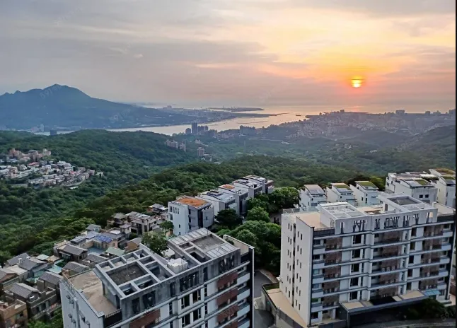 該案主打享有山海河交匯的美景，高樓層可眺望淡水河和觀音山夕陽。翻攝591