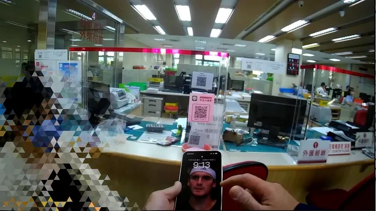 員警在銀行櫃檯前積極協助被騙婦人。婦人拿出球星照片直說「我不會被騙啦」。讀者提供