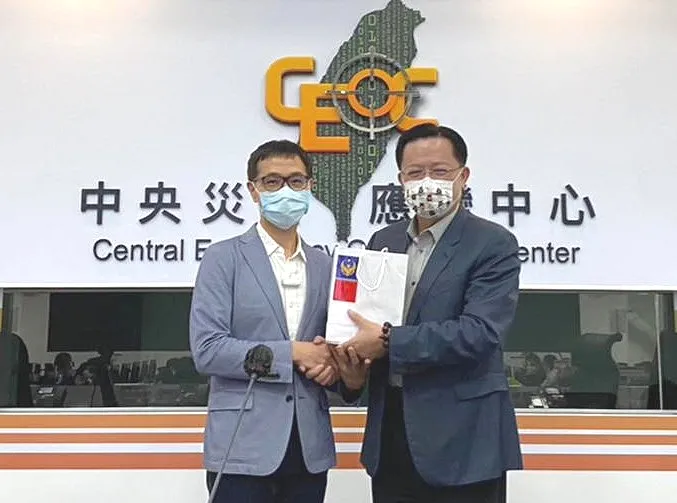 蕭煥章署長致贈紀念品給本次計畫主持人邱晨瑋教授。消防署提供