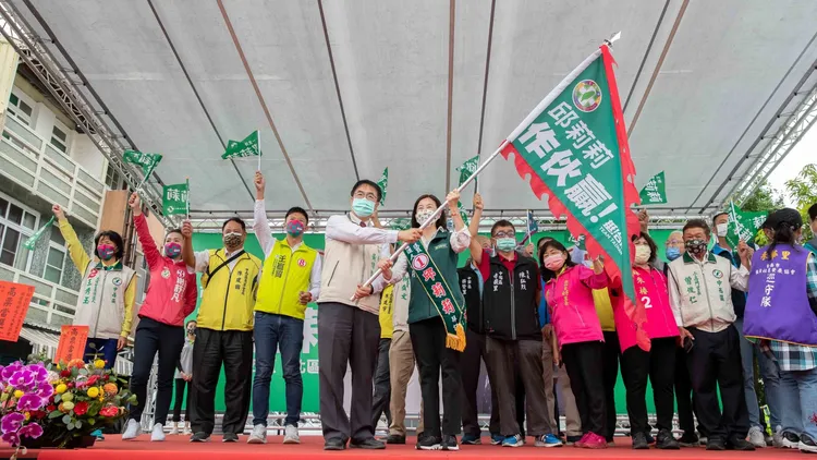 黃偉哲授戰旗，呼籲鄉親力挺邱莉莉。黃偉哲競辦提供