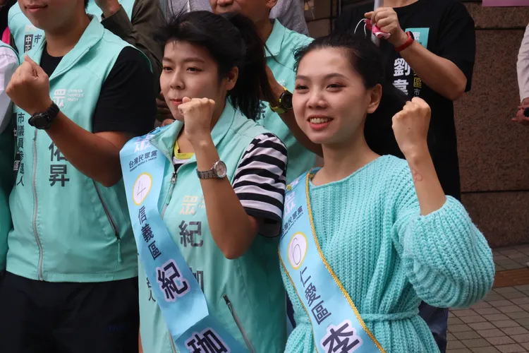 李依芩(右)是基隆市議員候選人最年輕的一位。戴之聖攝