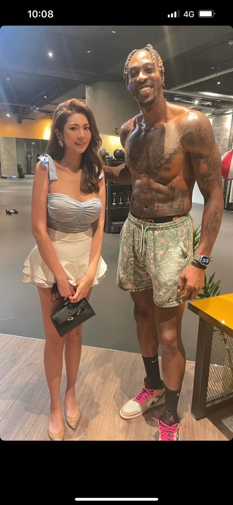 正妹和魔獸的合照引起討論。翻攝自爆廢公社公開版