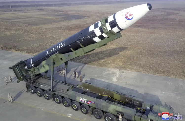 北韓的洲際彈道飛彈第321號發射車（圖），獲當局授予「英雄」稱號。美聯社
