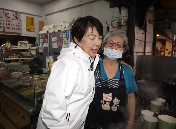 黃珊珊走訪草埔市場。陳明中攝