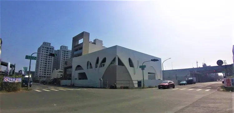 房價相對便宜是仁武區購屋買氣提升主因，圖為新案谷樹建設「澄映」，接待中心尚未完工。葉家銘攝