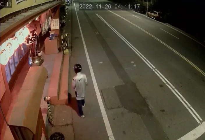 男子以步行方式前來。民眾提供