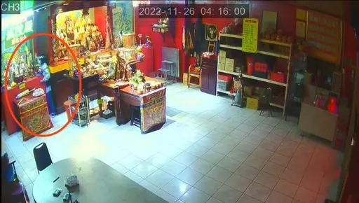 夭寿片|算准投票警力少!南投偷儿悠哉走到庙 摸走3面金牌价值8万