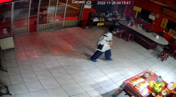 男子撬開門鎖後進入。民眾提供