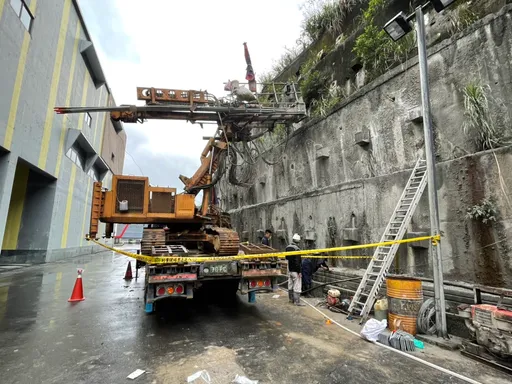 瑞芳施作擋土牆工程不慎墜落　工人送醫搶救傷重不治