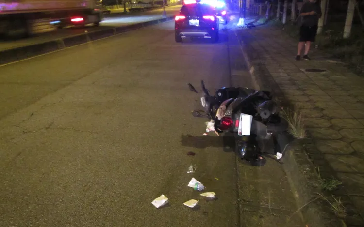 女騎士無故遭到追撞，機車破損、坐墊內物品散落。讀者提供