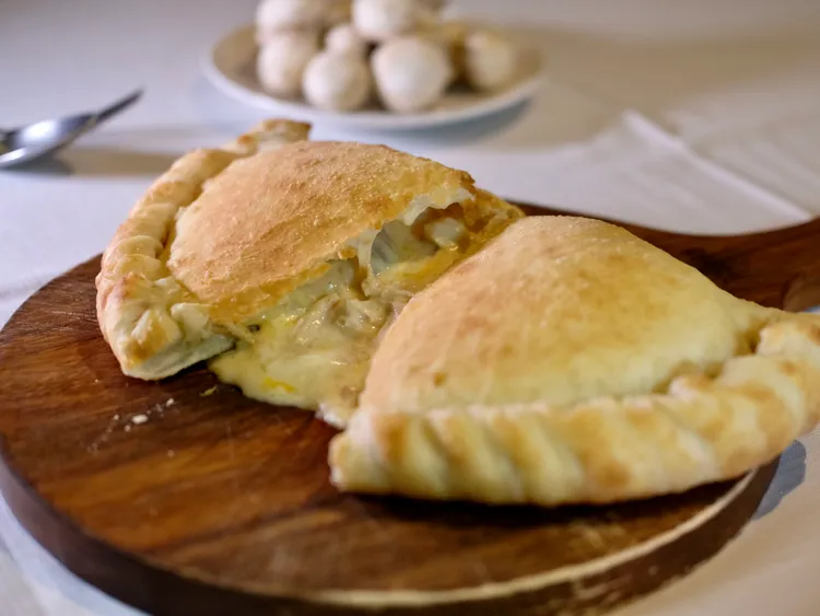 蘑菇雞肉披薩餃是新口味，味道濃厚且滑口，很適合入冬後品嘗。葉盛耀攝