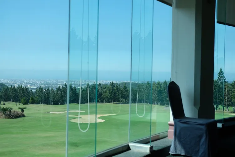 在四季中餐廳內用餐，可藉由大片落地窗，欣賞到大片綠地，甚至眺望遠方苑裡鎮景。葉盛耀攝