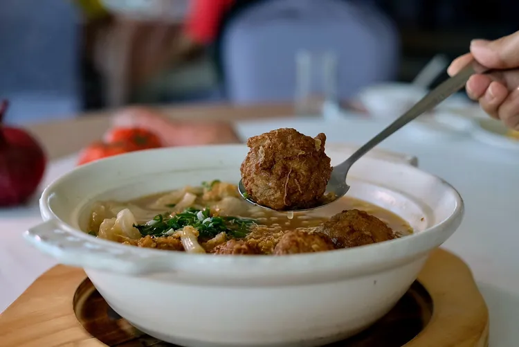 「造橋南瓜獅子頭」選用造橋產的南瓜，將之加入絞肉中做成獅子頭，多了香甜味。葉盛耀攝