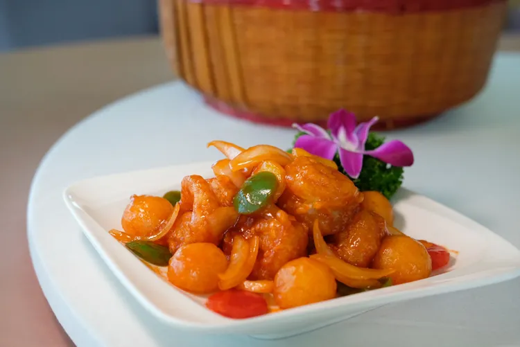 「卓蘭水梨明蝦球」吃得到大尾脆Q明蝦，還有水梨添了果香與甜味。葉盛耀攝