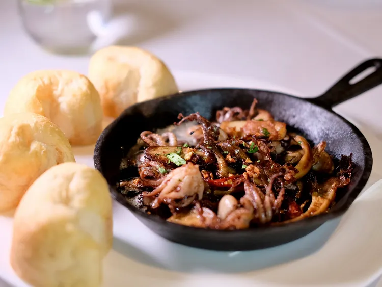 「油封章魚」使用的迷迭香是俱樂部內自家庭園栽種的迷迭香，加上鯷魚、蒜，讓章魚特別香。葉盛耀攝